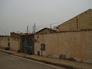 134-ORAN-Juin06-Cap Carbon, le cabanon vu de l'exterieur(ce mur est affreux)